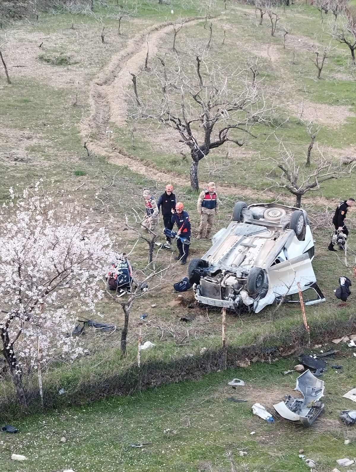 Siirt'te devrilen hafif ticari araçtaki baba ve kızı hayatını kaybetti