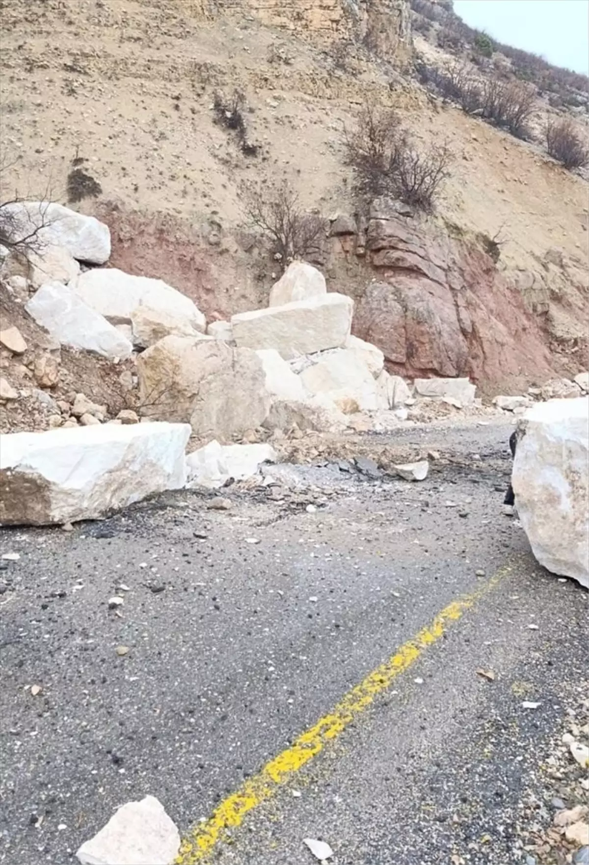 Siirt'te heyelan nedeniyle kapanan köy yolları ulaşıma açıldı