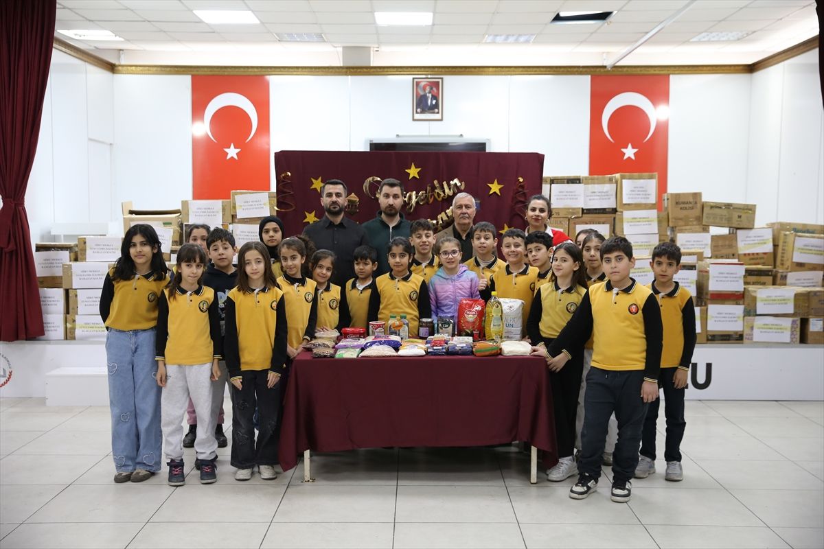 Siirt'te ilkokul öğrencileri ramazanda dar gelirli mahalle sakinleri için seferber oldu