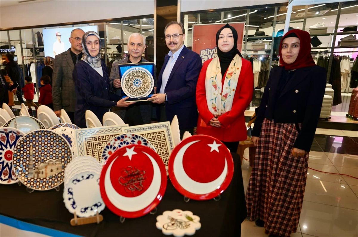 Siirt'te kadınların yaptığı el işi ürünler sergilendi