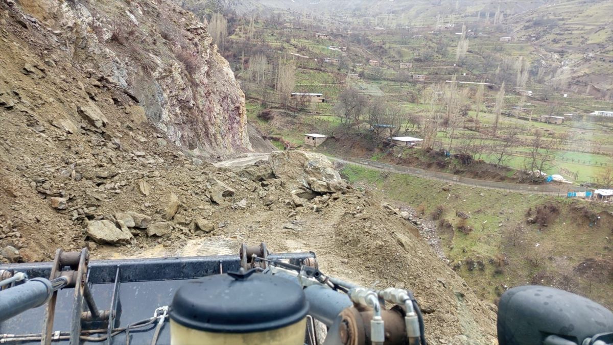 Siirt'te karda mahsur kalan 15 araç kurtarıldı