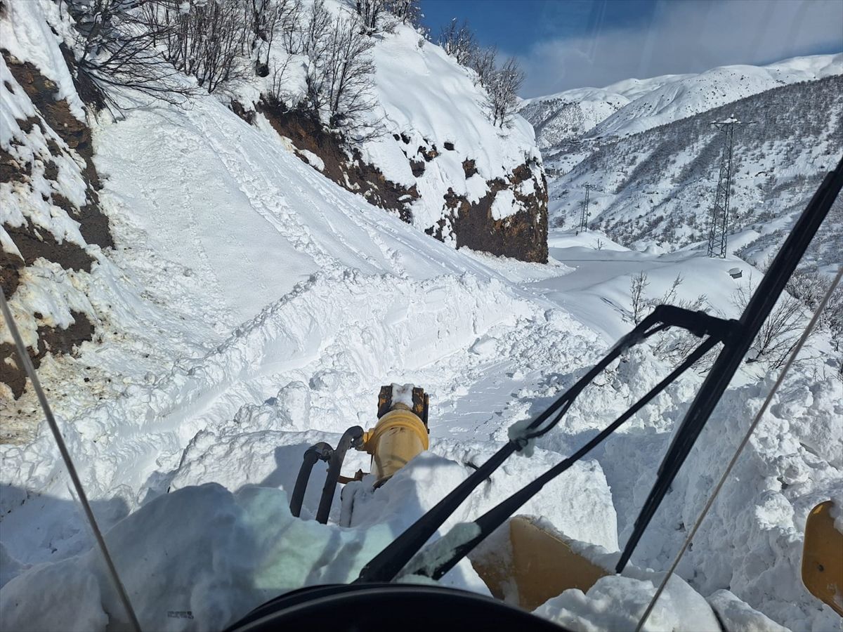 Siirt'te kardan kapanan 92 yerleşim yerinin yolu ulaşıma açıldı