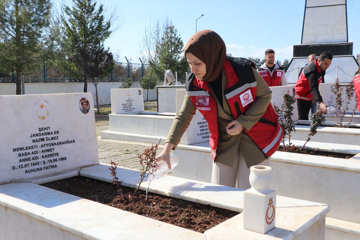 Siirt'te şehitliklerde bakım, onarım ve temizlik çalışması başlatıldı