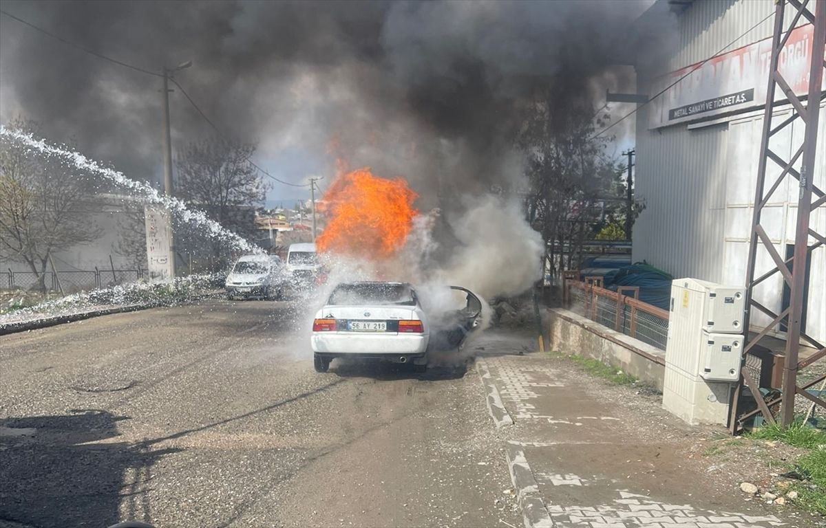 Siirt'te seyir halindeki otomobilde çıkan yangın söndürüldü