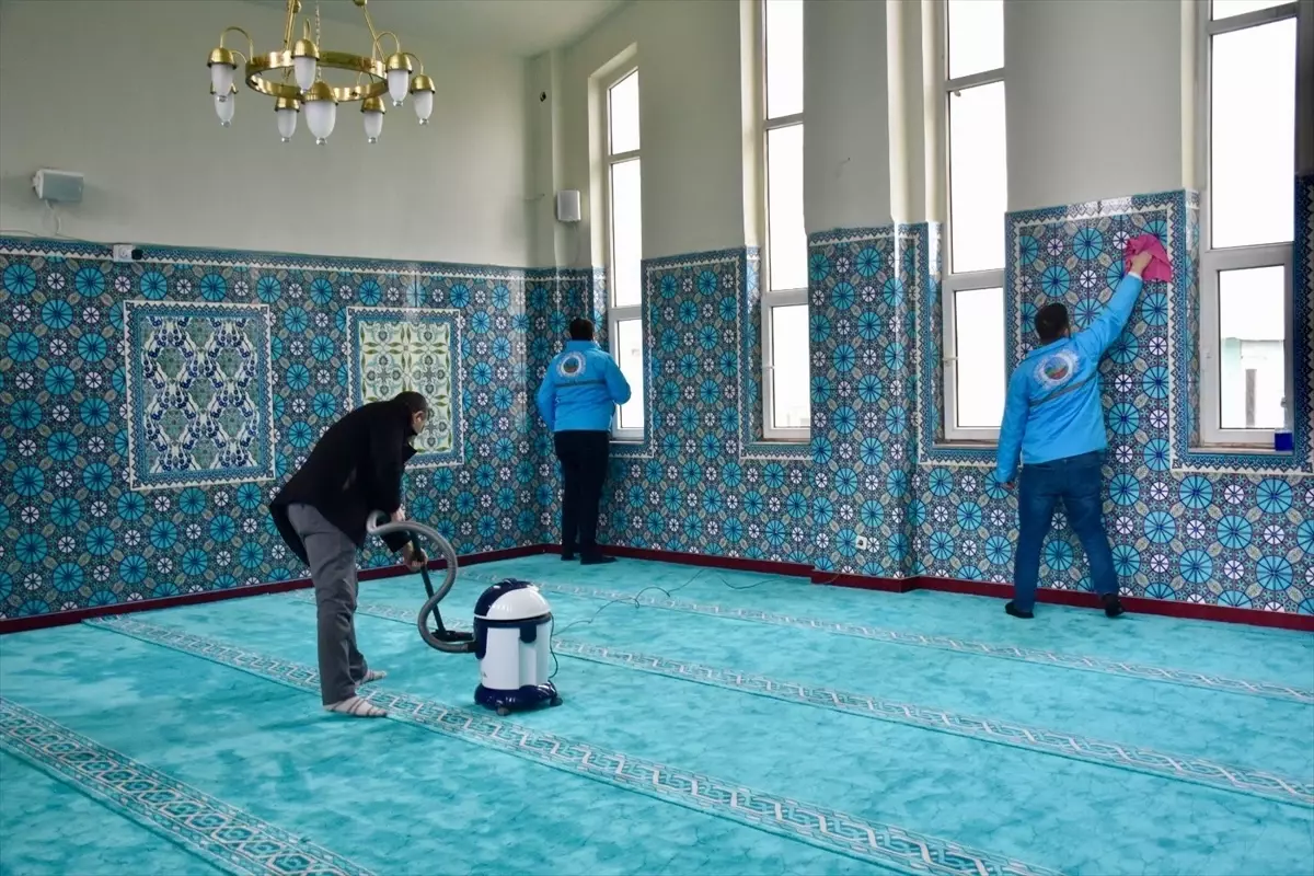 Siirt'te yangında zarar gören cami ibadete açıldı