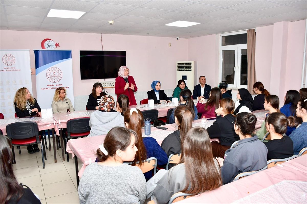 Silifke'de cumhuriyet savcıları kız öğrencilerle iftarda buluştu