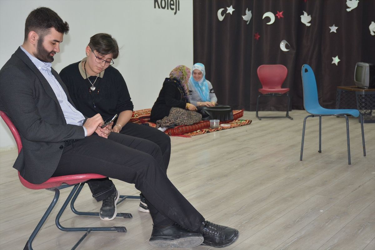 Silopi'de "Boş Sandalye" adlı oyun sahnelendi