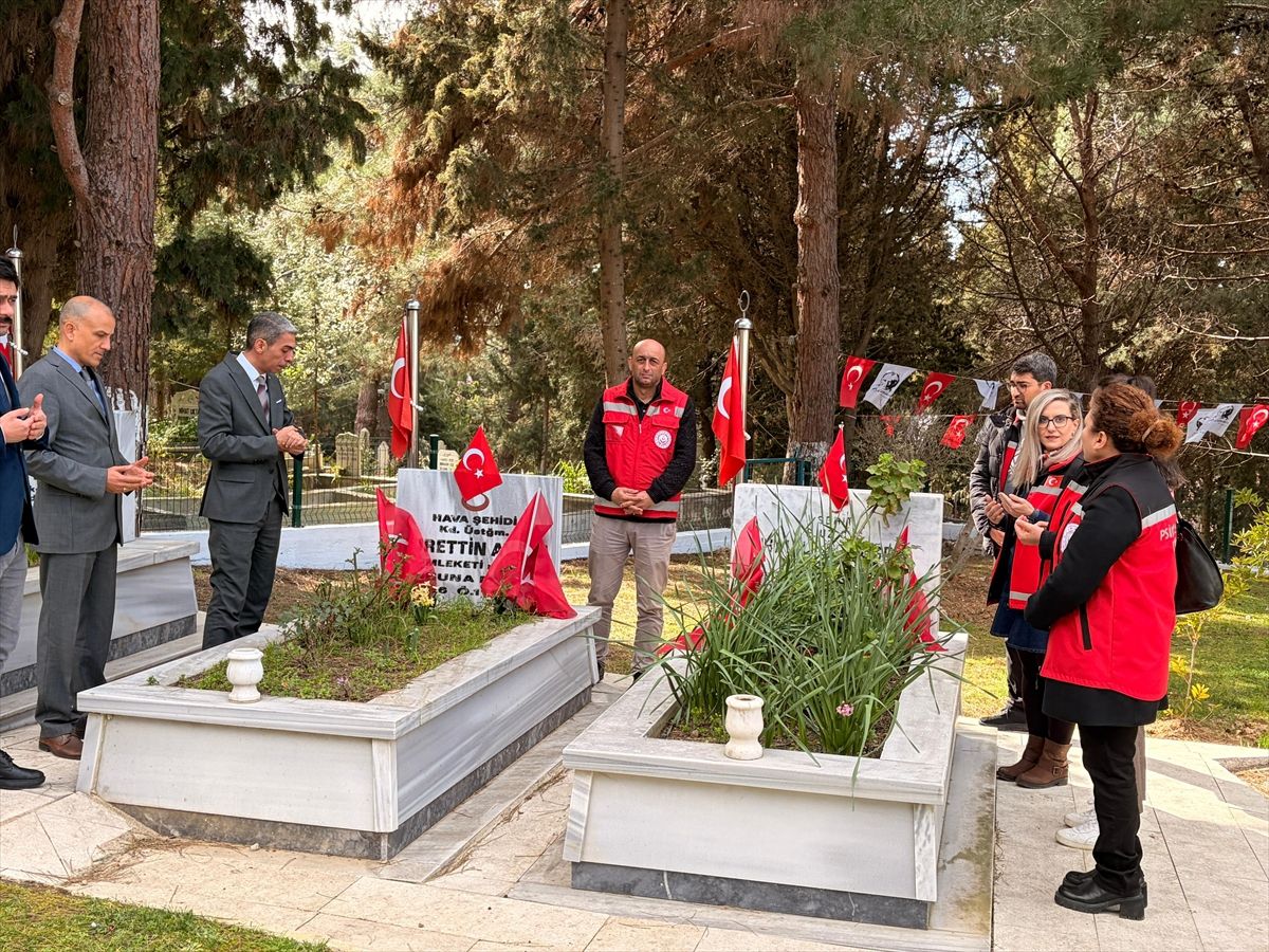 Sinop'ta Aile ve Sosyal Hizmetler İl Müdürlüğü personelinden şehitlik ziyareti