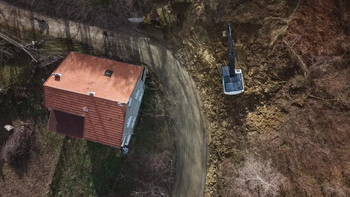 Sinop'ta heyelan nedeniyle kapanan köy yolu yeniden ulaşıma açıldı