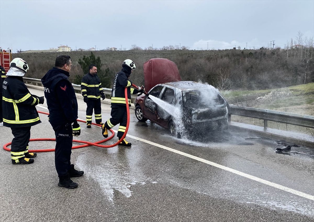 Sinop'ta seyir halindeyken yangın çıkan otomobildeki 2 kişi yaralandı