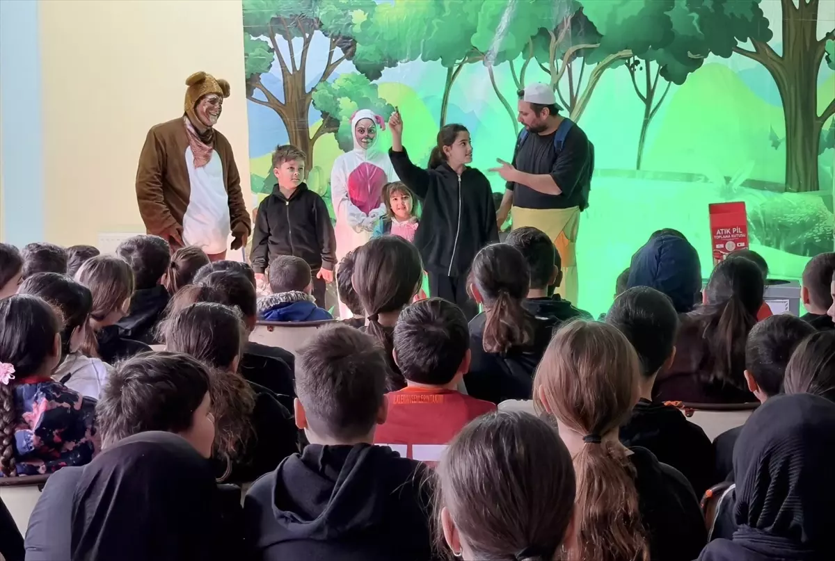 Sinop'ta sıfır atık ve geri dönüşümün önemi tiyatro oyunuyla anlatıldı