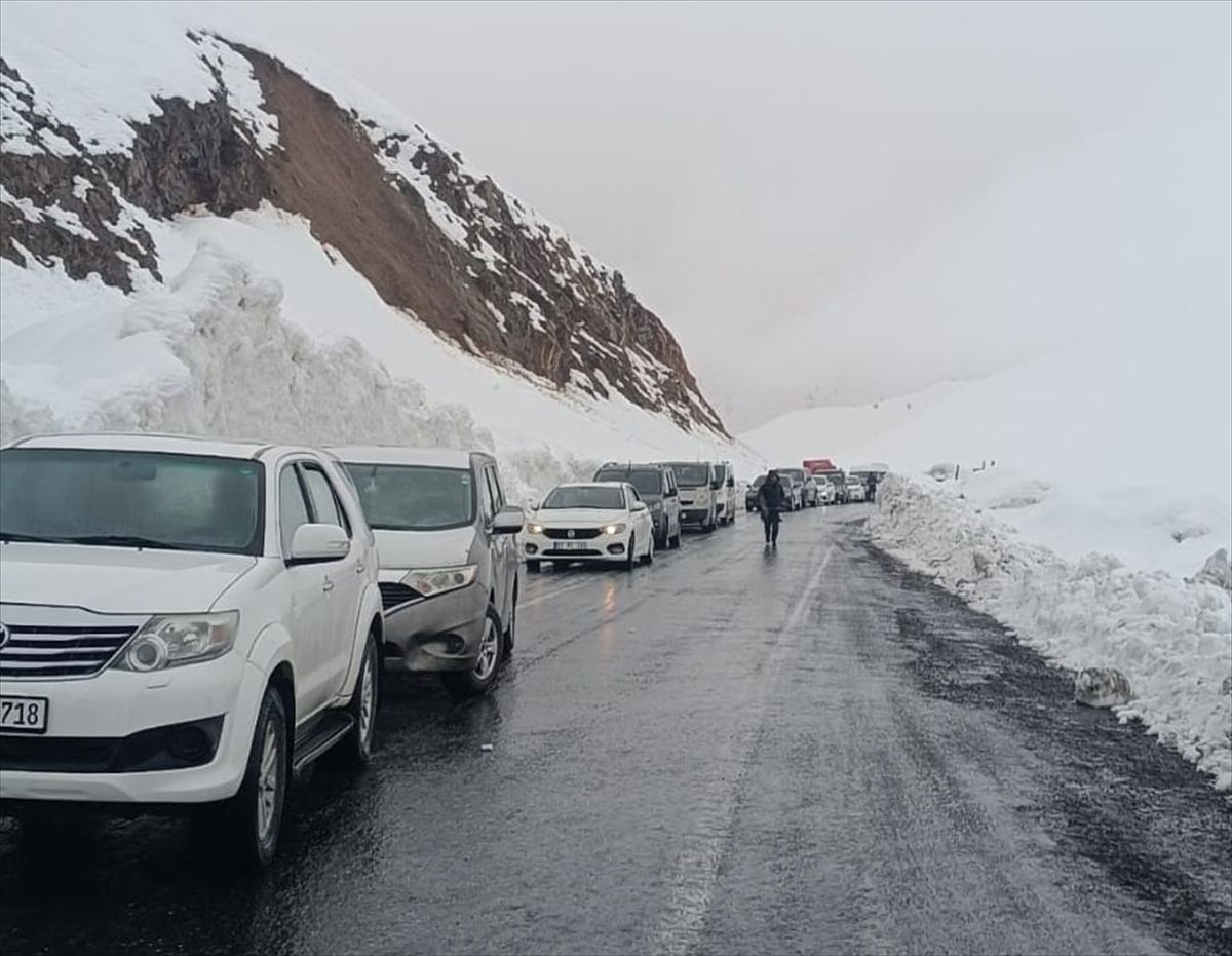 Şırnak-Hakkari kara yoluna çığ düştü