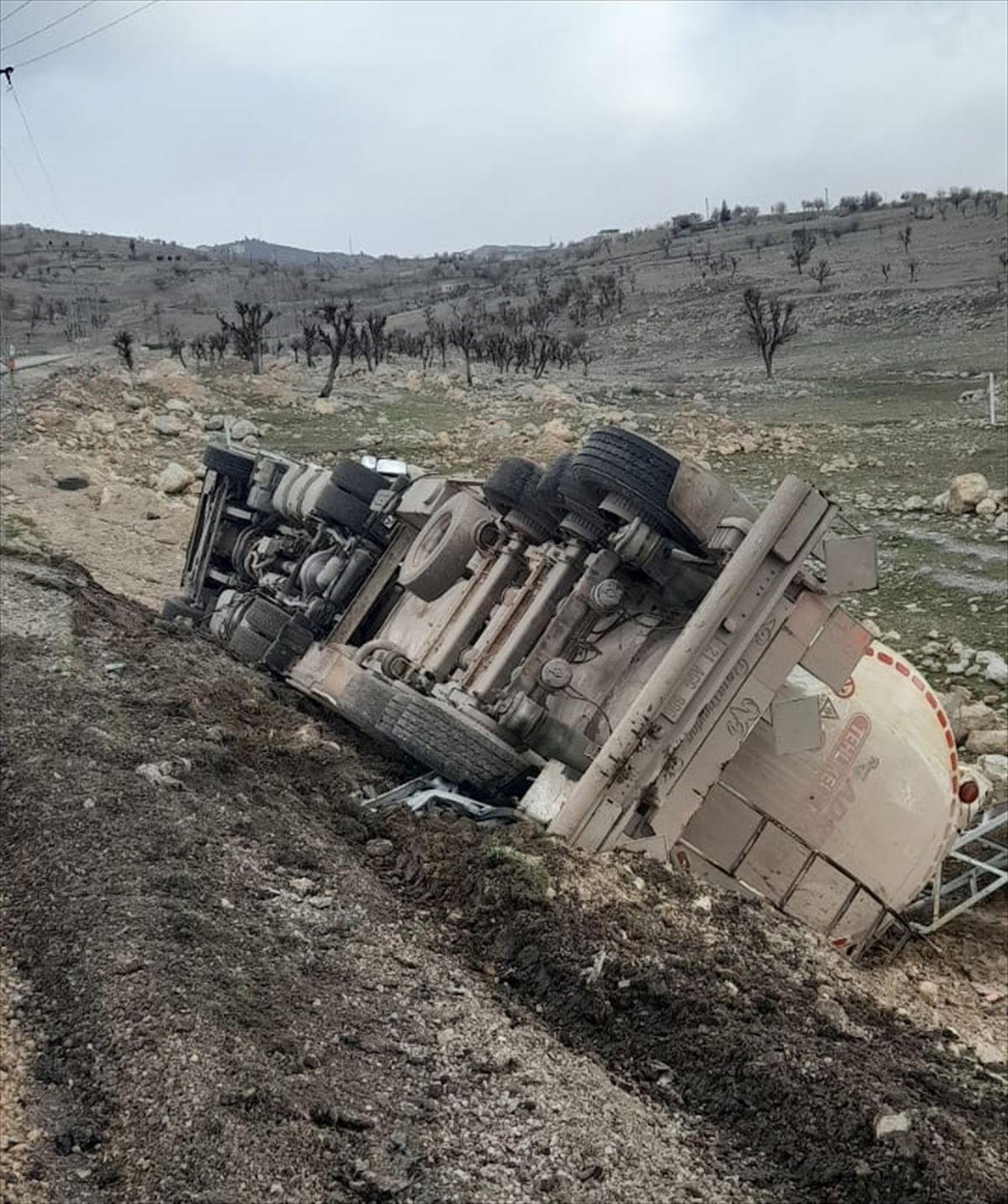 Şırnak'ta devrilen tankerin sürücüsü yaralandı