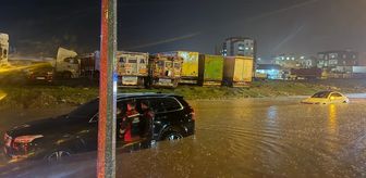 Şırnak'ta sağanak nedeniyle araçlarda mahsur kalan 3 kişi kurtarıldı