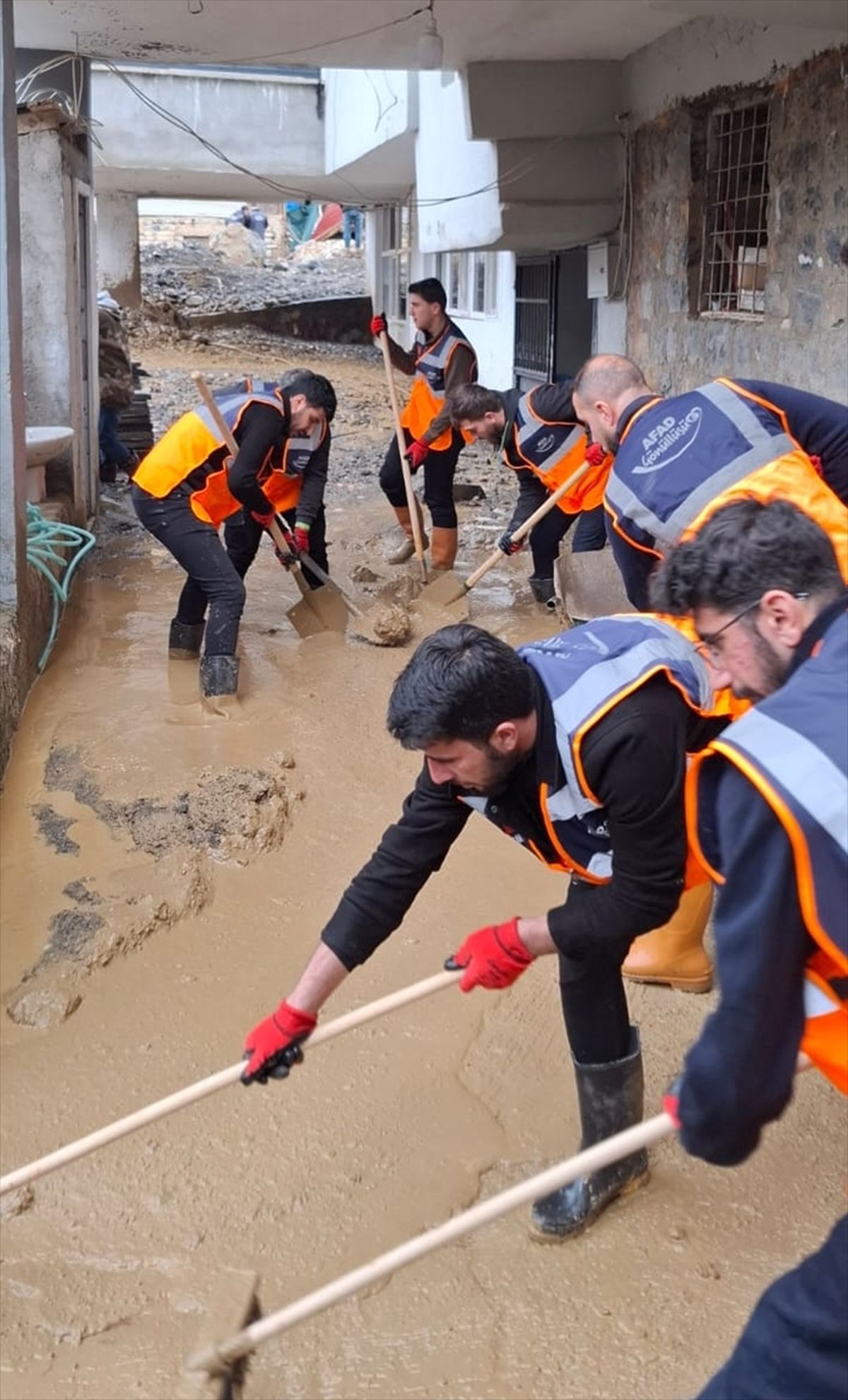 Şırnak'ta sağanaktan etkilenen 2 köyde hasarın giderilmesine çalışılıyor