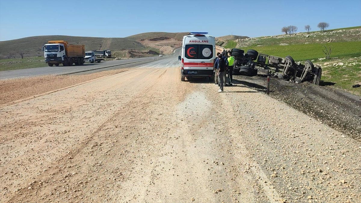 Şırnak'ta şarampole devrilen kamyonun sürücüsü yaralandı