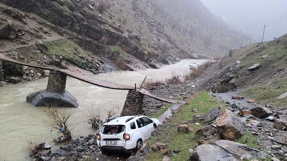 Şırnak'ta şarampole devrilen otomobildeki 2 kişi yaralandı