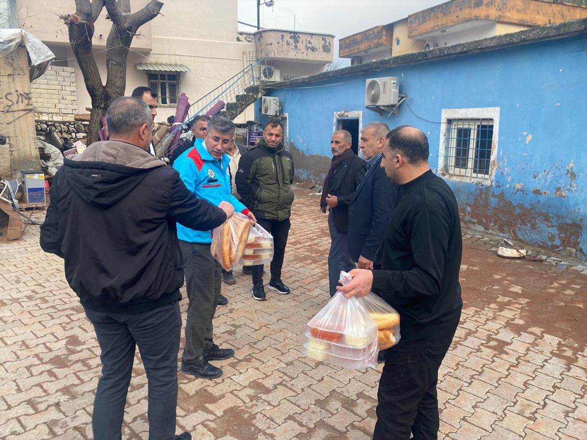 Şırnak Valiliği sağanaktan etkilenen Kasrik beldesi sakinlerine sıcak yemek desteği sağlıyor