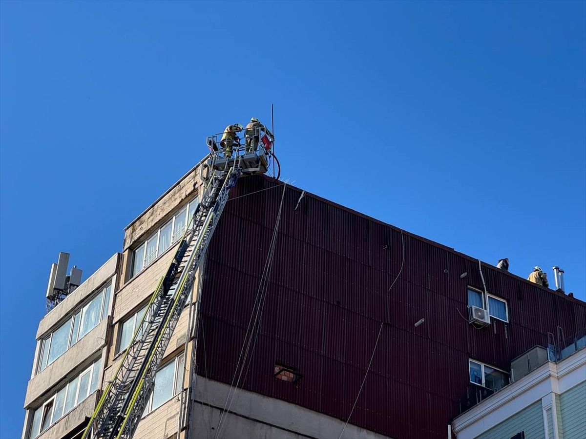 Şişli'de 9 katlı binanın çatısında çıkan yangın söndürüldü