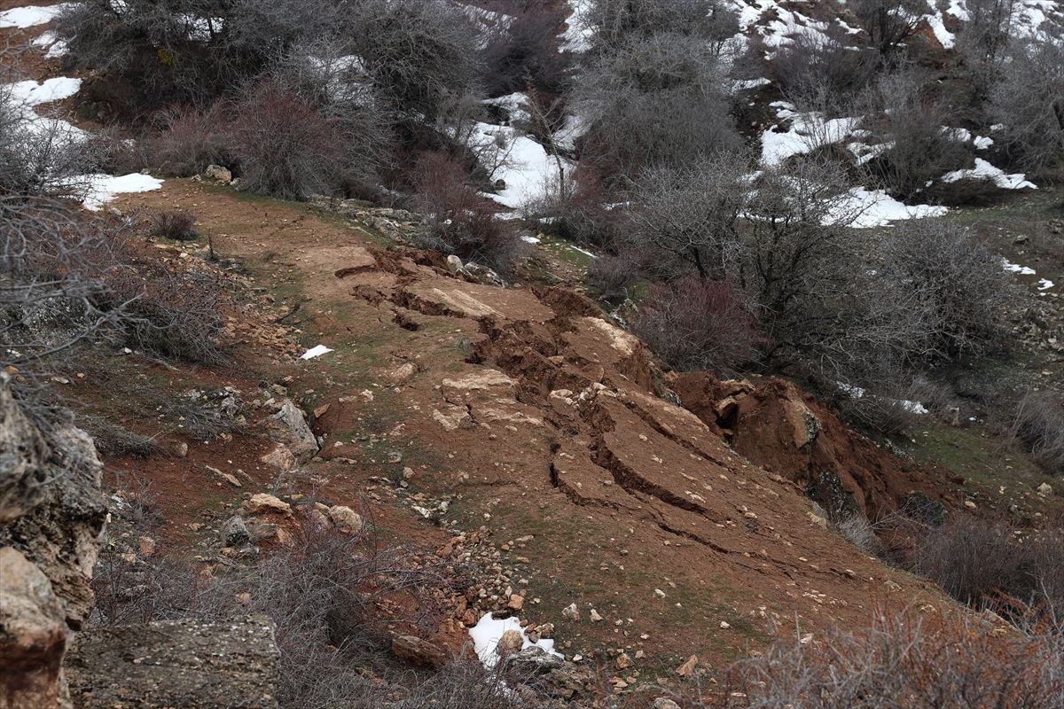 Sivas'ta AFAD ekipleri heyelan yaşanan köy yolunda inceleme yaptı