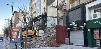 Sivas'ta bir binanın yıkımı sırasında zarar gören bitişiğindeki binada 21 daire tahliye edildi