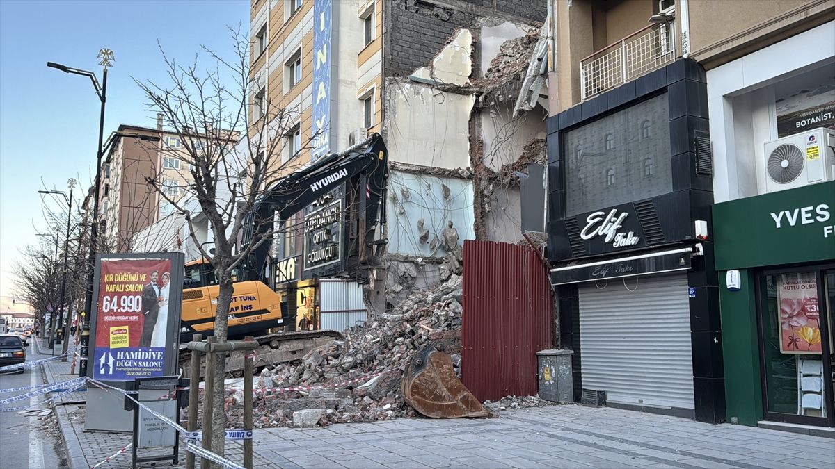Sivas'ta bir binanın yıkımı sırasında zarar gören bitişiğindeki binada 21 daire tahliye edildi