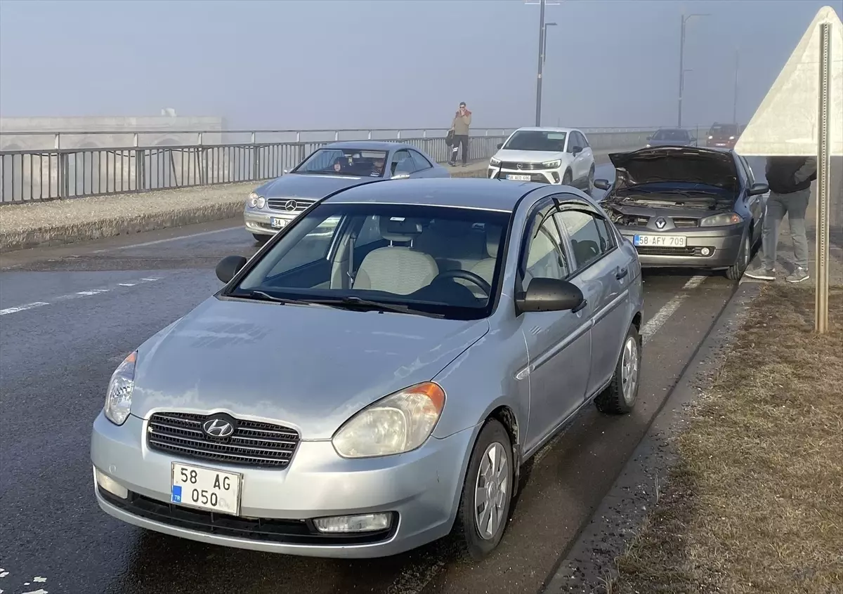 Sivas'ta buzlanma nedeniyle meydana gelen zincirleme kazalarda 51 araç hasar gördü