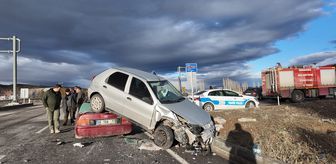 Sivas'ta iki otomobilin çarpıştığı kazada 3 kişi yaralandı