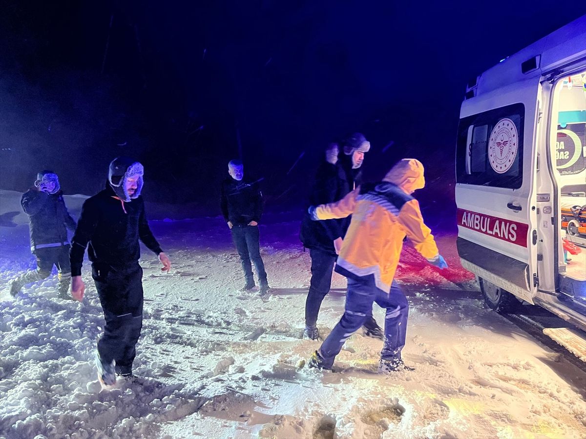 Sivas'ta kar ve tipide mahsur kalan işçiler kurtarıldı