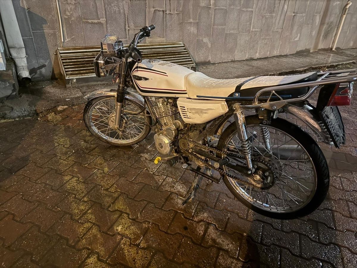 Sivas'ta motosiklet çaldığı iddiasıyla yakalanan 4 zanlıdan 2'si tutuklandı