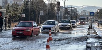Sivas'ta patlayan ana su borusu trafiği aksattı