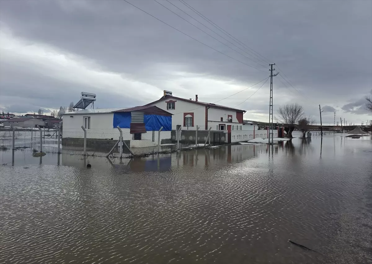 Sivas'ta sağanak ve eriyen kar su baskınlarına neden oldu