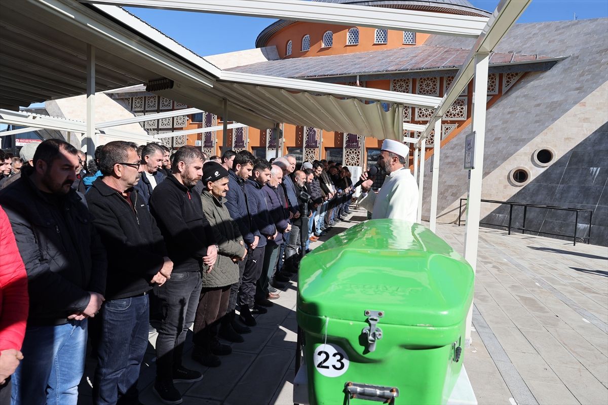 Sivas'ta teravihe giderken trafik kazasında ölen gelin ve kayınvalidenin cenazeleri defnedildi