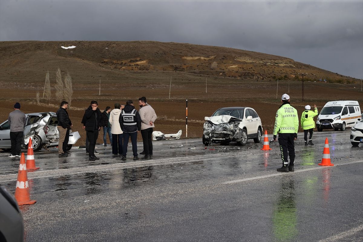 Sivas'ta üç aracın karıştığı kazada 1 kişi öldü, 5 kişi yaralandı