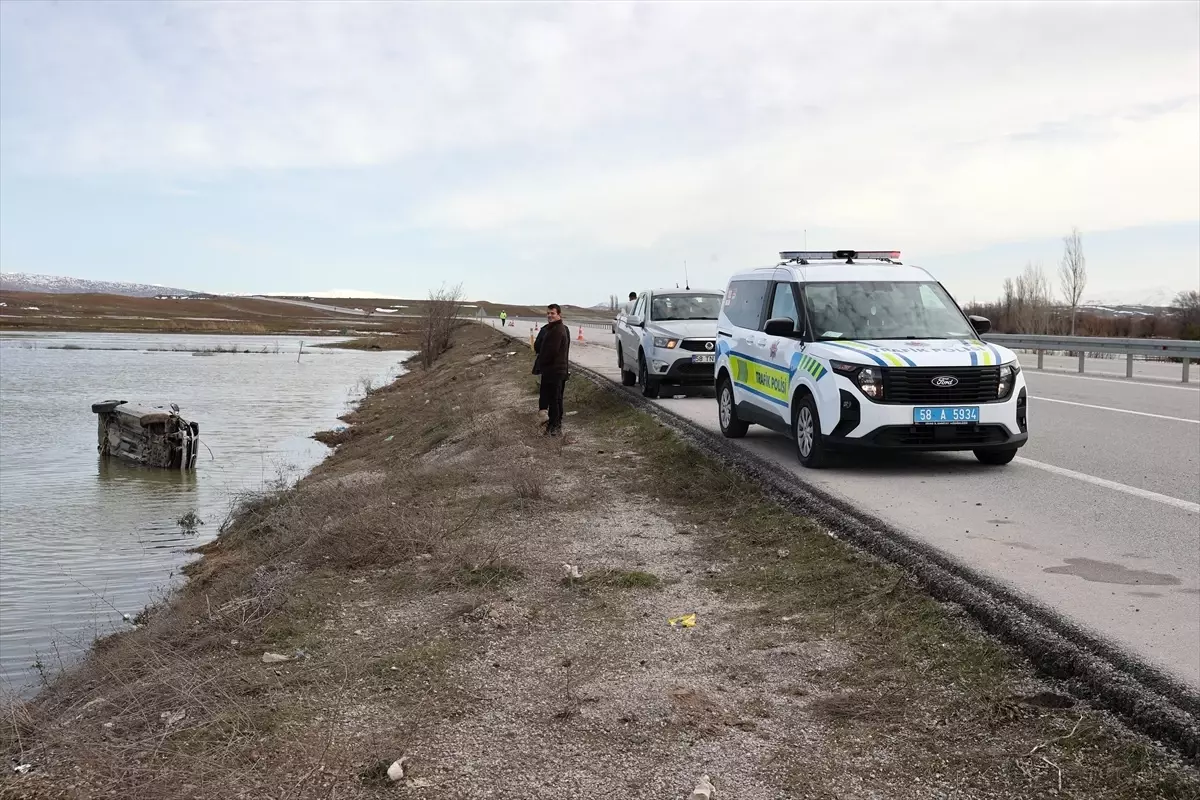 Sivas'ta yol kenarındaki su birikintisine devrilen otomobilin sürücüsü yaralandı