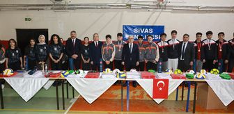Sivas Valisi Şimşek, spor malzemesi dağıtımına katıldı