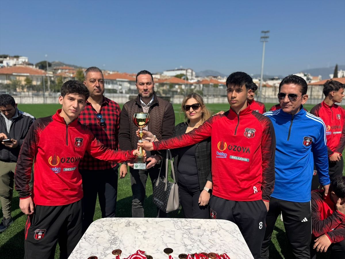 Söke Gençlerbirliği U-16 ve U-18 takımları kupalarını aldı