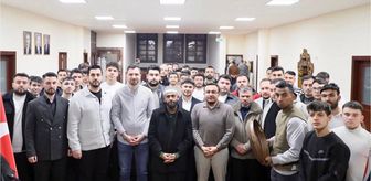 Son dönemde söylediği ilahilerle tanınan Celal Karatüre ve ekibi sahurda gençlerle buluştu