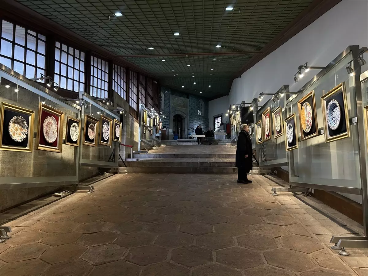 Songül Acer'in 'Aynı Sırda Buluşanlar' sergisi, Yeni Camii Hünkar Kasrı'nda açıldı