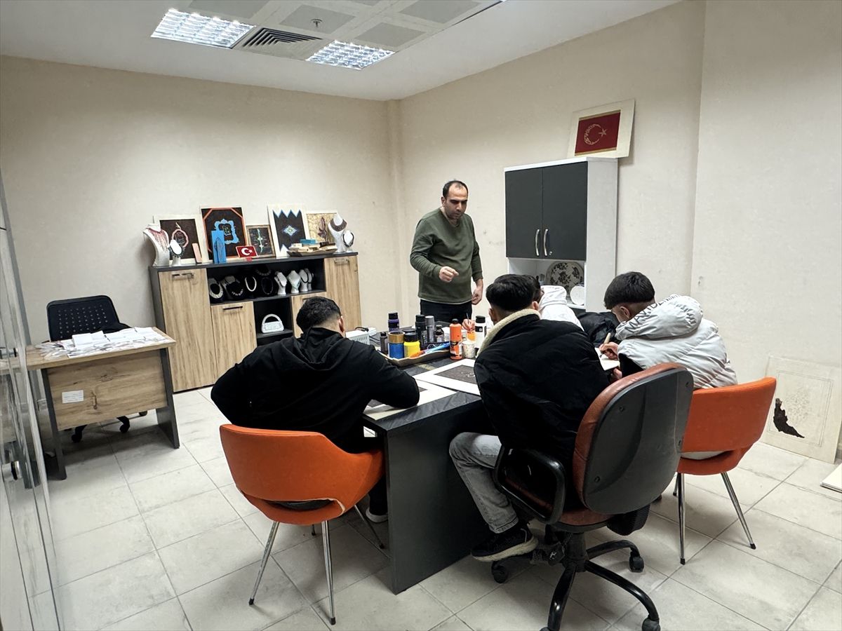 Suça yönelmelerini önlemek için çocukları sanatla buluşturuyorlar