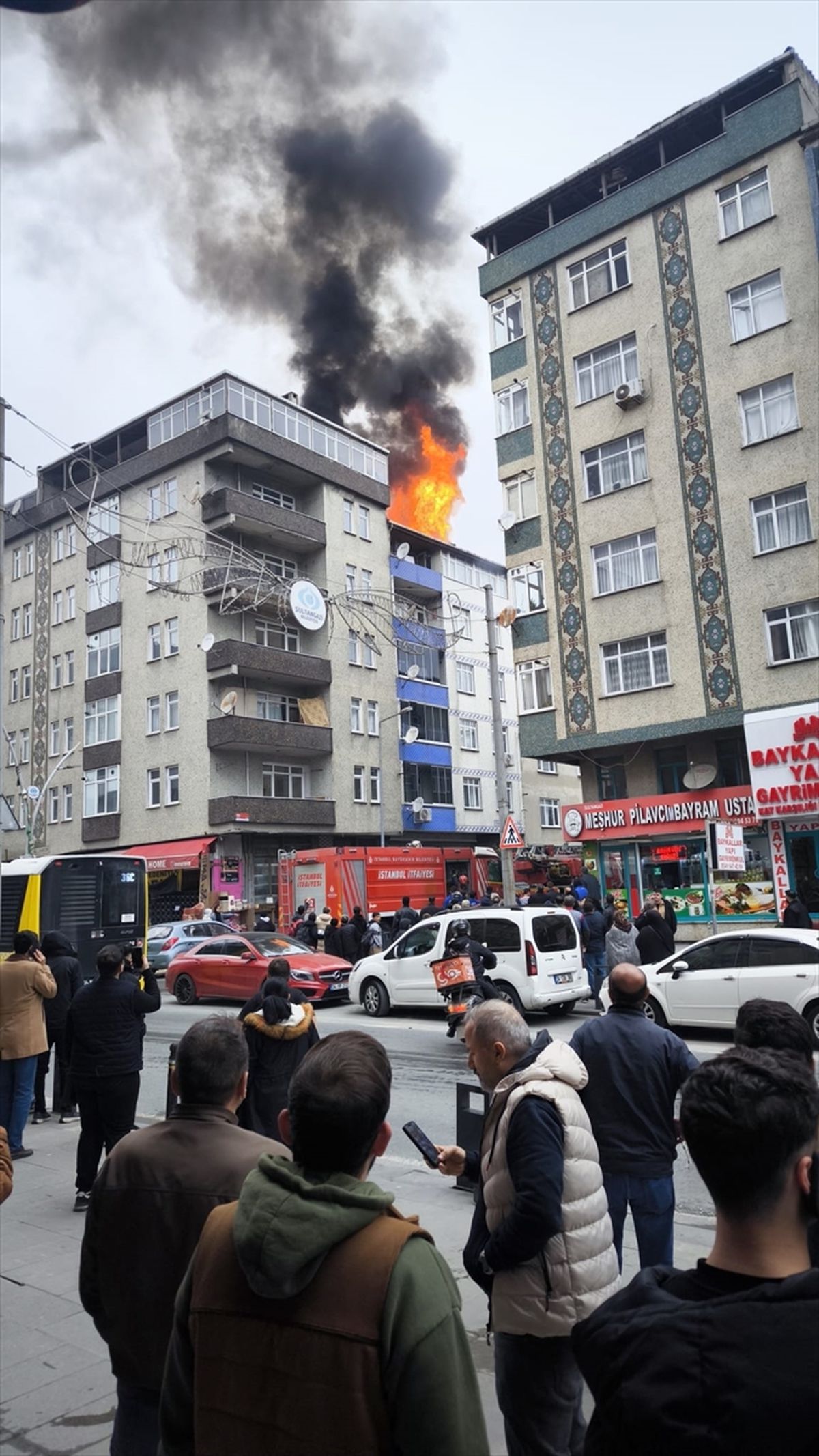 Sultangazi'de 5 katlı binanın çatı katında çıkan yangında 2 kişi dumandan etkilendi