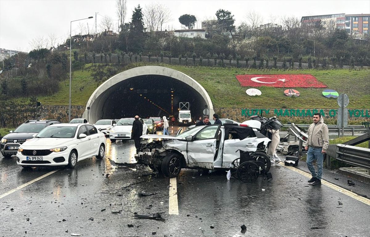 Sultangazi'deki iki ayrı trafik kazasında 9 kişi yaralandı