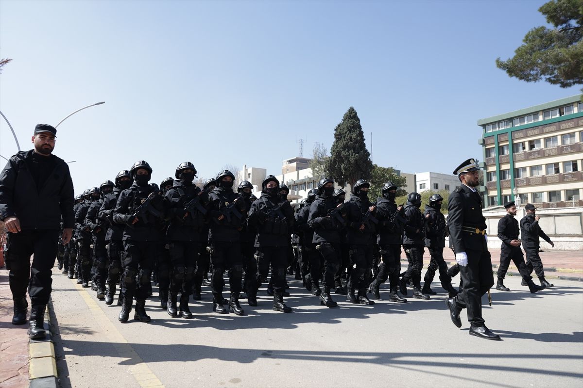 Suriye'de 2 bin yeni polis ve asker için mezuniyet töreni düzenlendi