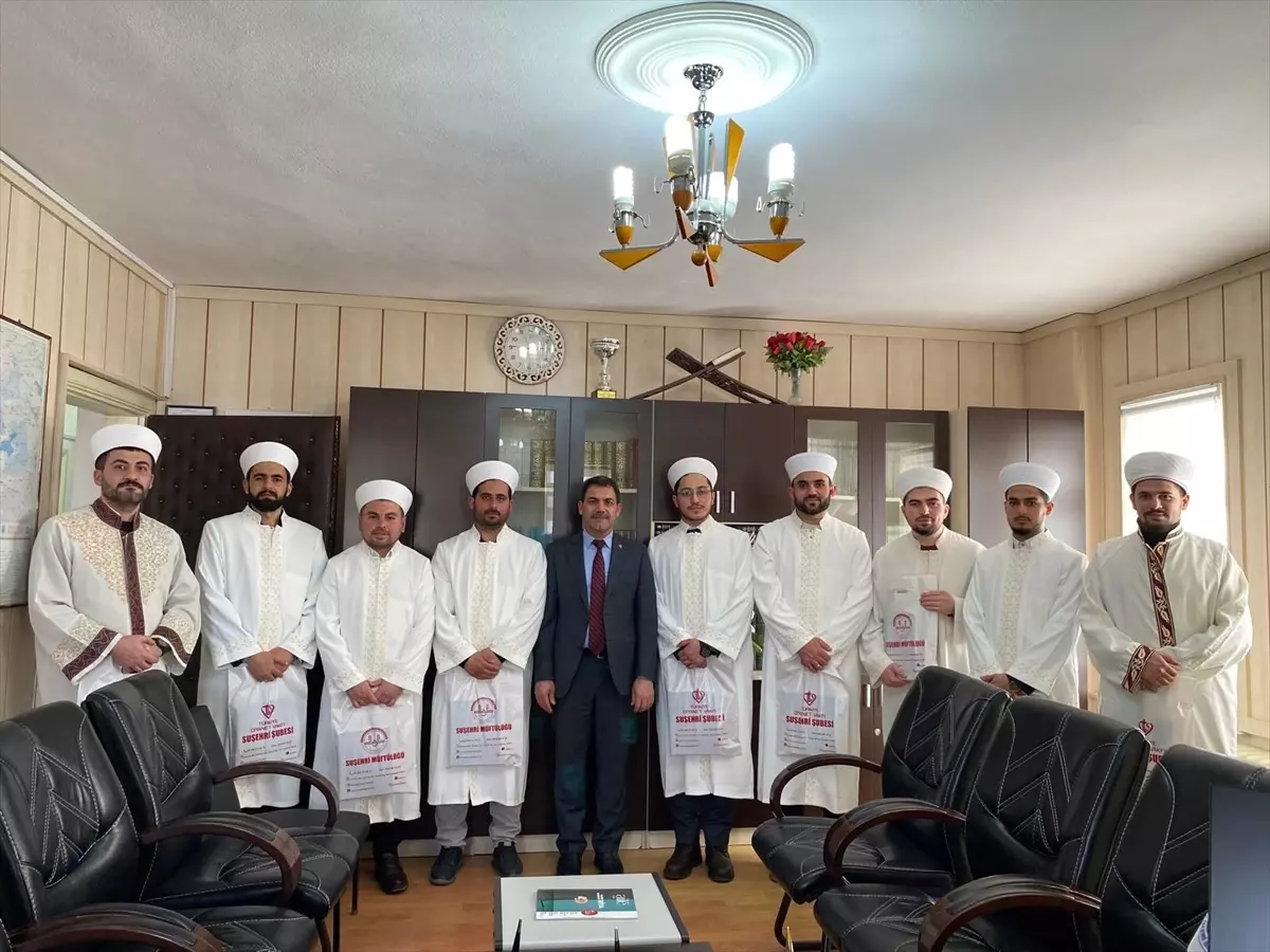 Suşehri'nde göreve yeni atanan din görevlileri için cübbe giyme programı düzenlendi