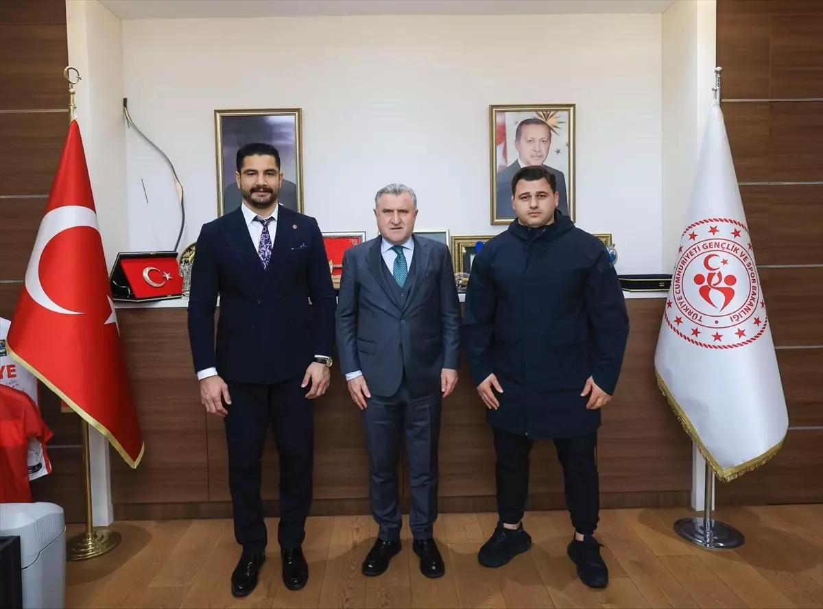 Taha Akgül ve Rıza Kayaalp, Bakan Osman Aşkın Bak'ı ziyaret etti