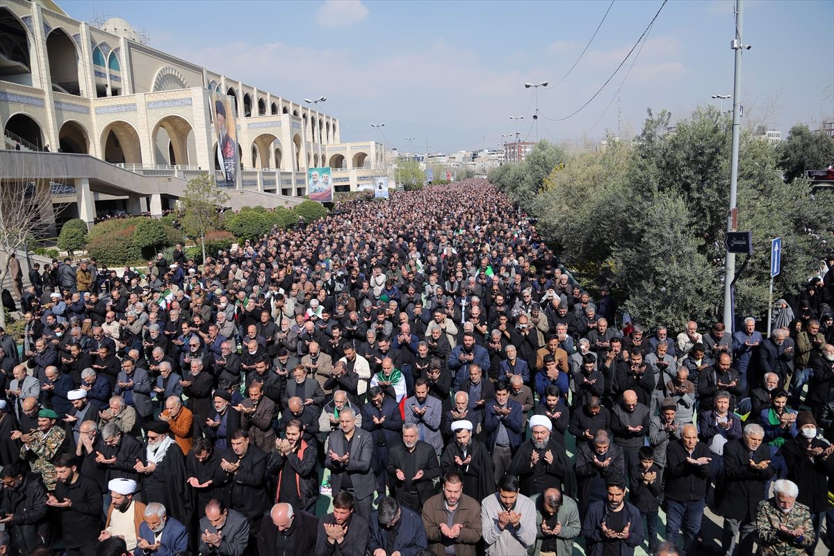 Tahran'da cuma namazının ardından toplanan kalabalık ABD ve İsrail'i protesto etti