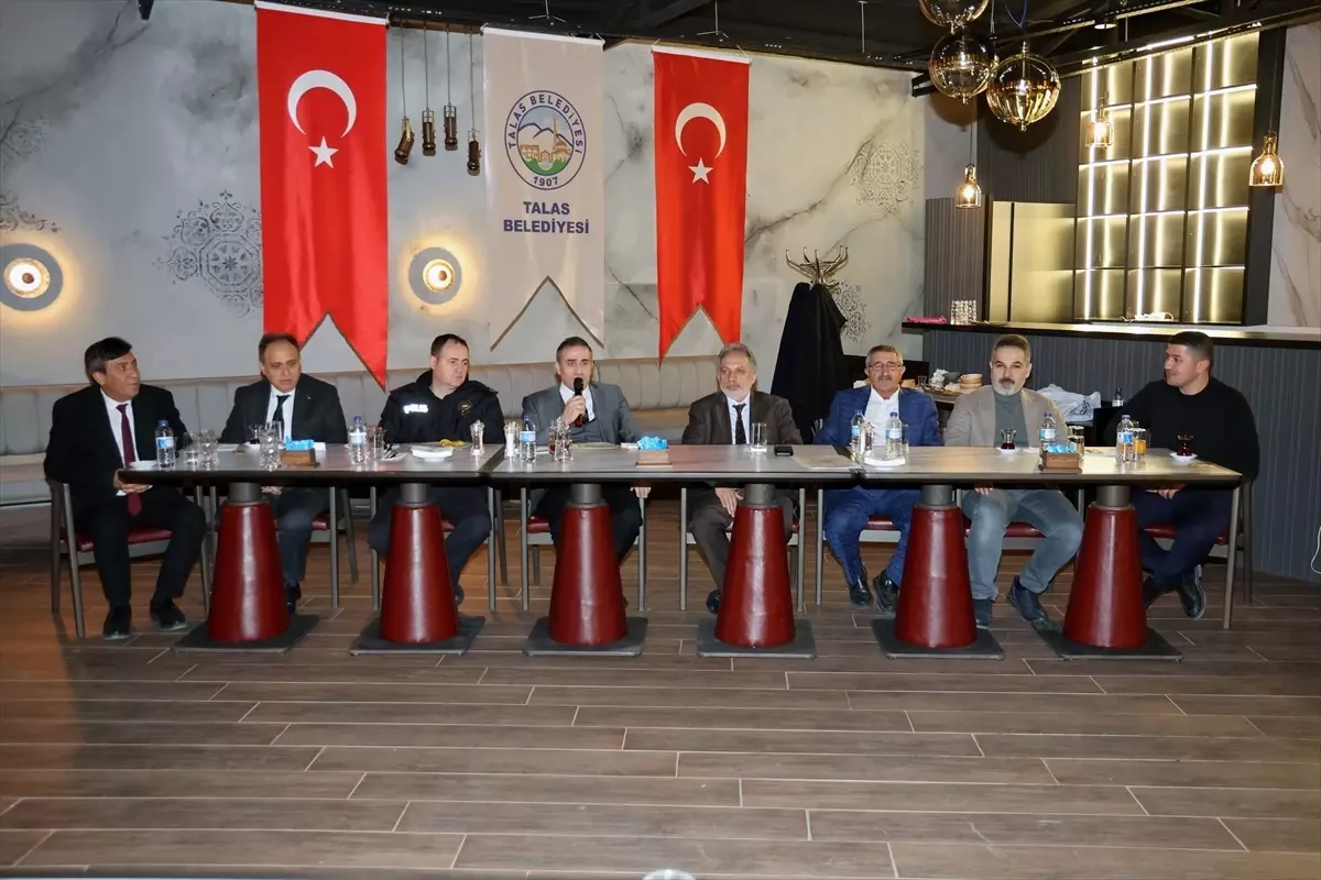 Talas Belediye Başkanı Yalçın, muhtarlarla bir araya geldi