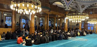 Tarihi camide yıllardır 'Ümmet İftarı' aynı sofrada buluşturuyor