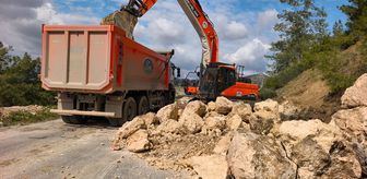 Tarsus ilçesinde yola düşen kaya parçaları kaldırıldı