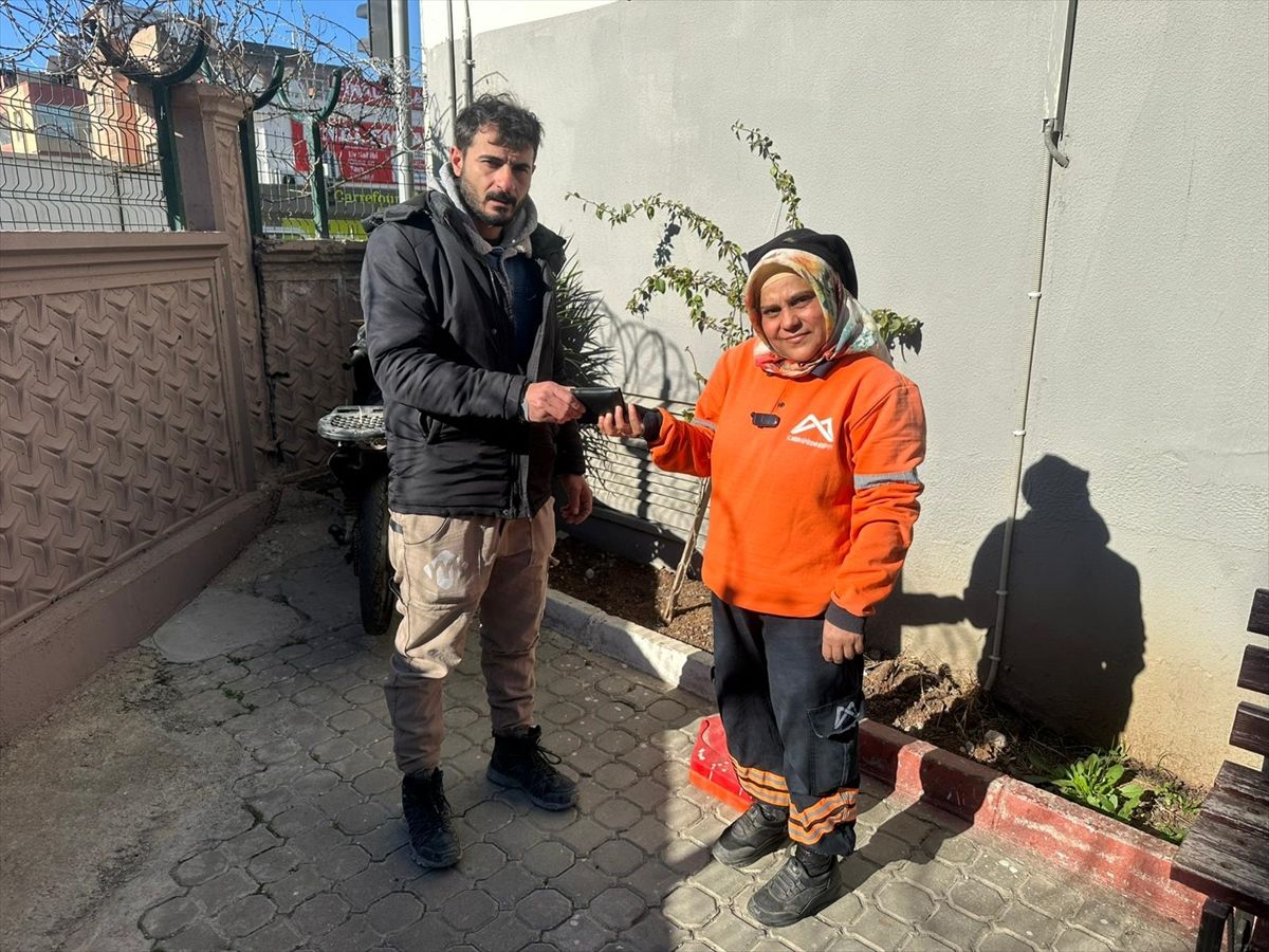 Tarsus'ta temizlik personeli yerde bulduğu cüzdanı sahibine ulaştırdı